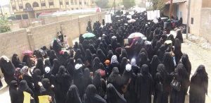 a photo showcases a number of Yemeni families that have family members captivated by the Saudi-led coalition held a demonstration under the title “We will not forget about our captives” in front of the UN building,April 6,2017