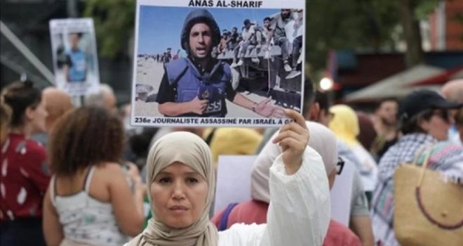 Paris Demonstrators Condemn Israeli Killing Of 6 Gaza Journalists