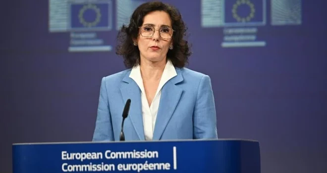 European Commissioner: “Israel” only allows small amount of aid into Gaza