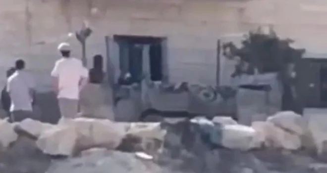 Zionist enemy arrests Palestinian & injures 6 others in settler attacks in Hebron & Ramallah