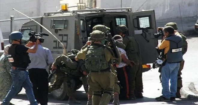 Israeli forces arrest 12 young men from “Ma’azi Jib’a” north of Al-Quds