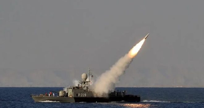 The Iranian navy forces US warships to withdraw from the Sea of ​​Oman and warns of further escalation.
